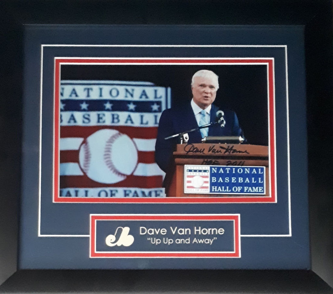 Photo du descripteur des matchs des Expos Dave Van Horne lors de son intronisation au Temple de la renommée du Baseball.